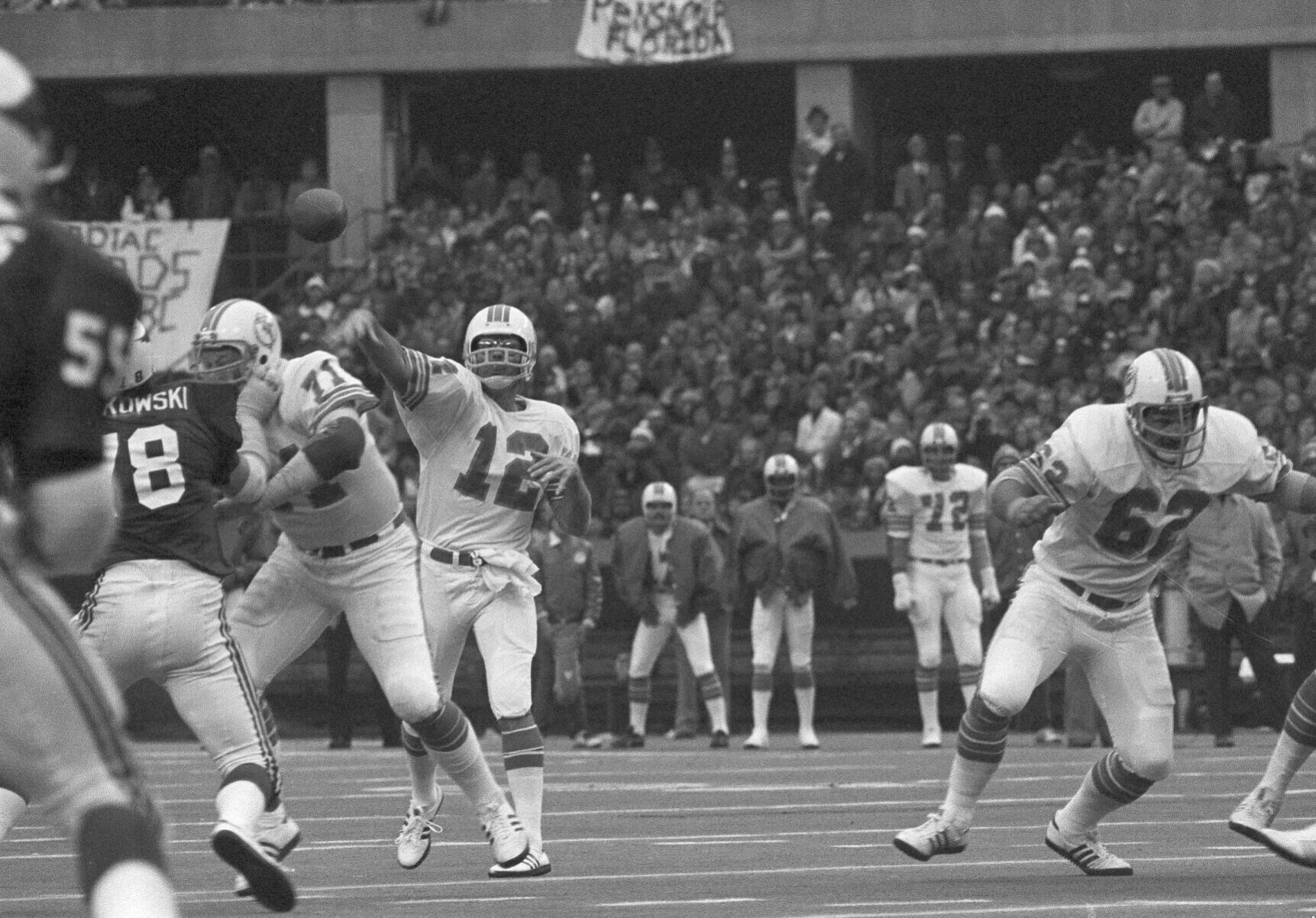 1977: Miami’s Bob Griese throws for 6 TDs in Thanksgiving win over Detroit